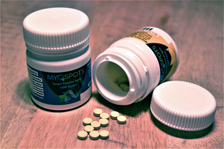 Myospots zijn kleine tabletjes die je achter de boventanden kunt plakken.